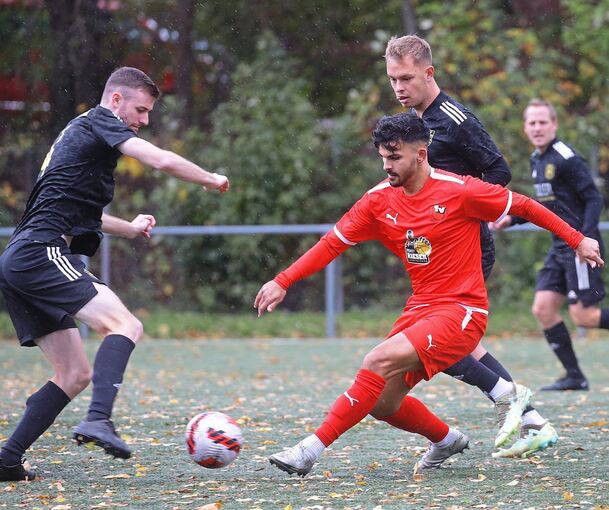 Der Pleidelsheimer Abwehrchef Kevin Sirch (links) nähert sich dem Ball, den aber auch Pflugfeldens Komninos Delkos anvisiert. Foto: Baumann