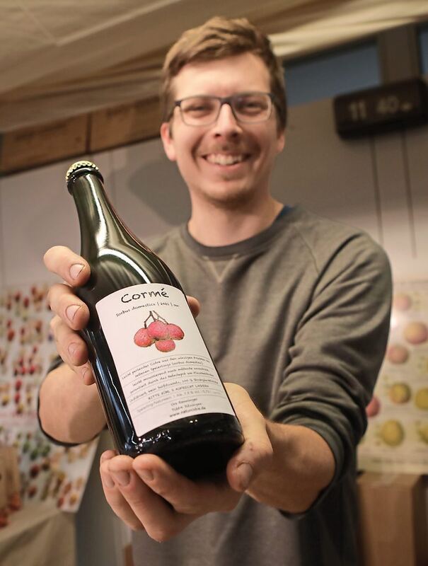 Urs Renninger mit einer Flasche Cidre.