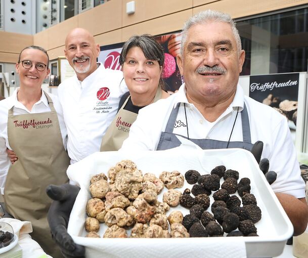Trüffel mit einem Wert von etwa 5000 Euro hält Ricardo Ricci in die Kamera. Das Bild zeigt ihn (von links) mit Corina und Uli Maute sowie Ehefrau Soraya.