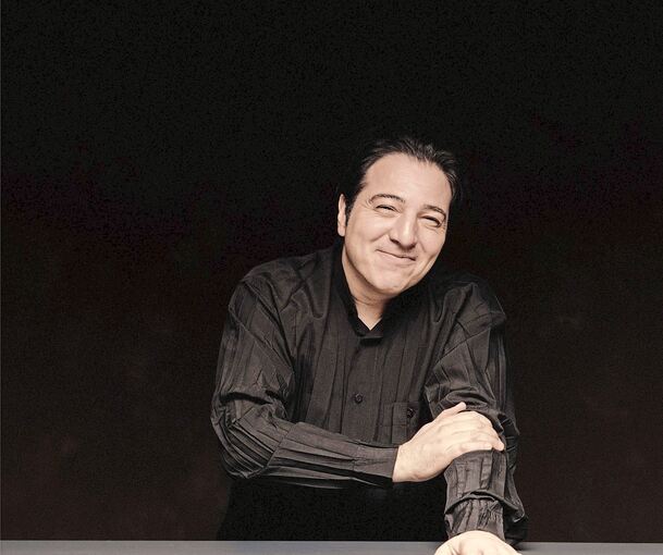 Der Pianist Fazil Say und die Akram Khan Company. Foto: Marco Borggreve/p