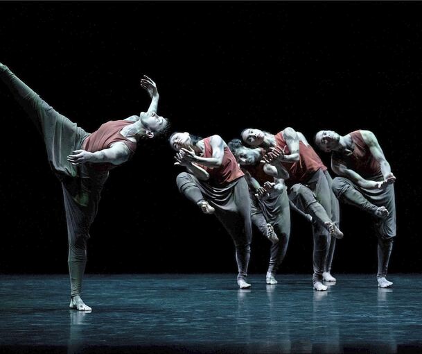 Die Akram Khan Company. Foto: Camilla Greenwell/p