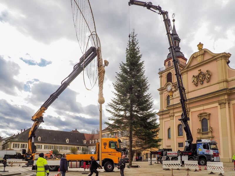Ohne einen großen Kran geht es nicht.