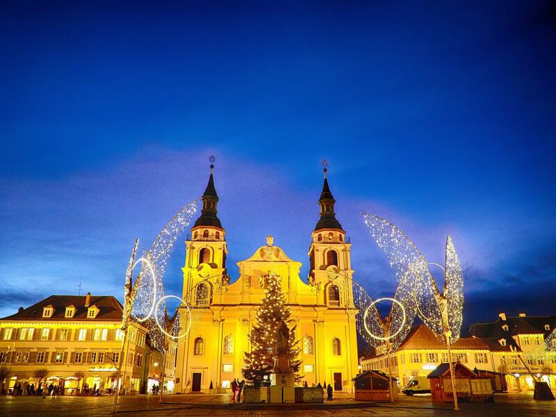 So glitzert und funkelt es in der Nacht. Dieses Foto entstand in der Coronazeit, als kein Weihnachtsmarkt stattfand.
