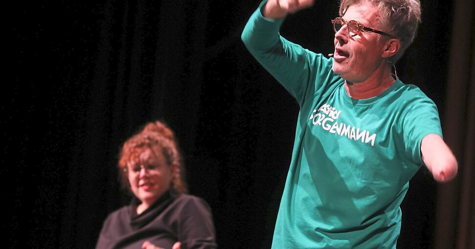 Stelle seine Behinderung in den Mittelpunkt seiner Späße: Comedian Martin Fromme. Foto: Ramona Theiss