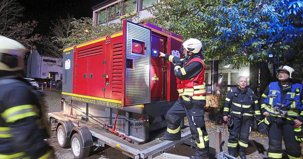 Was wäre bei einem totalen Stromausfall zu tun? Für die Übung der Asperger Feuerwehr wird das Notstromaggregat vor der Goetheschule in Stellung gebracht. Foto: Alfred Drossel