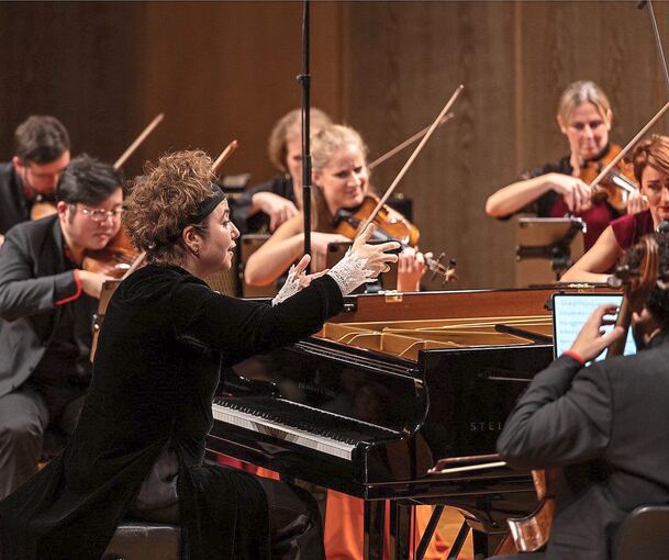 Leidenschaftliche Akzente: Die Pianistin Lera Auerbach. Foto: Oliver Röckle/p
