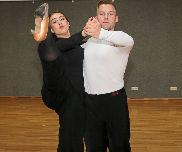 Schwingen seit 2016 gemeinsam das Tanzbein beim 1. TC Ludwigsburg: Die Standardtänzer Giulia Edel und Pierre Kienzle. Foto: Baumann