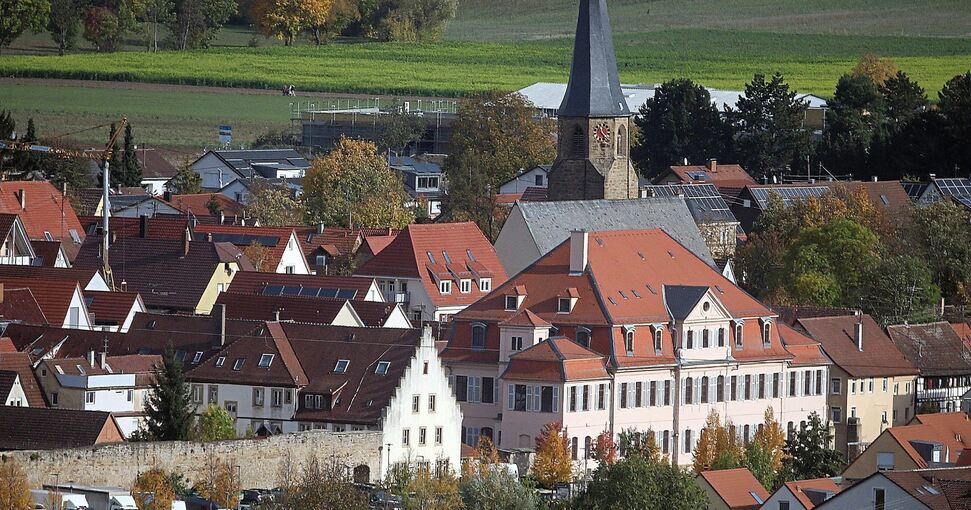 Das Stadionsche Schloss mit dem Kavaliersbau ( links daneben) soll ein Hotel werden.Foto: Alfred Drossel