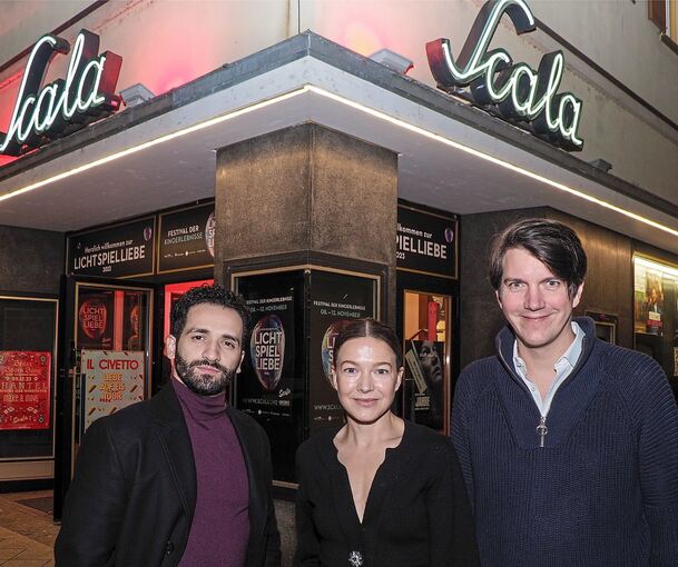 Bereit für den Start der Lichtspielliebe: Schauspielerin Hannah Herzsprung und Filmpartner Hassan Akkouch (links) mit Festival-GründerJochen Laube vor dem Scala. Foto: Holm Wolschendorf