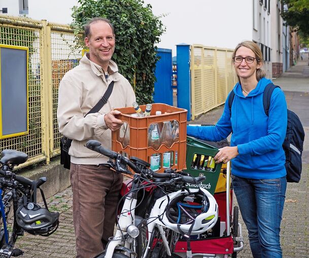 Markus Schneid und Nicola Gündner haben sich für ein Leben ohne ein eigenes Auto entschieden. Getränkeeinkäufe haben sie auch vorher schon mit dem Fahrradanhänger gemeistert. Foto: Holm Wolschendorf