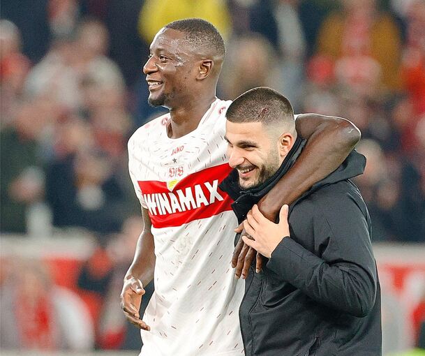 Ein Herz und eine Seele: Die Stürmer Serhou Guirassy (links) und Deniz Undav schossen den VfB Stuttgart zum 2:1-Sieg gegen Borussia Dortmund. Foto: Baumann
