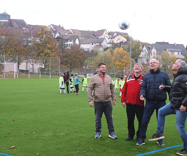 Offizielle Übergabe des neuen Kunstrasenspielfeldes: Bürgermeister Holger Albrich (rechts) tritt vor dem Anpfiff der zahlreichen Fußballbegegnungen den ersten Ball. Foto: Alfred Drossel