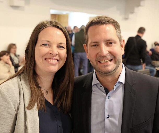 Stefan Benker feiert mit Ehefrau Kerstin. Foto: Andreas Essig