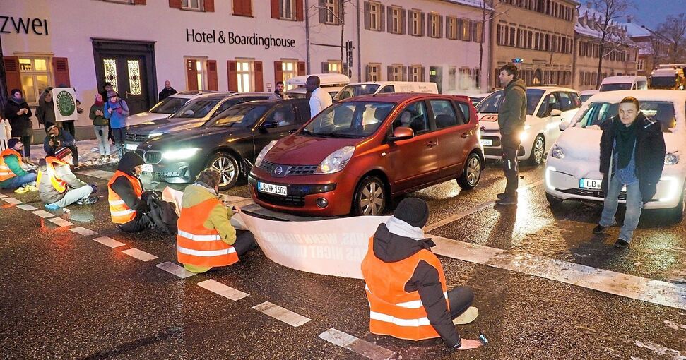 Drei Aktivisten, die im Dezember 2022 die B 27 blockiert haben, standen am Montag vor dem Amtsgericht. Archivfoto: Holm Wolschendorf
