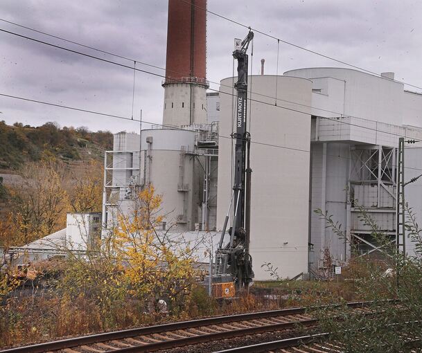 Das schwere Gerät ist bereits vor Ort: Auf dem Kraftwerksgelände wird ab heute gebohrt. Foto: Alfred Drossel