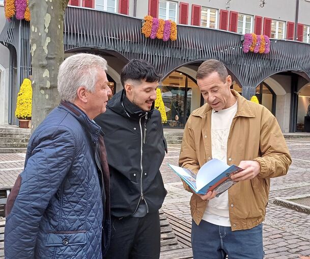 Trio auf dem Marktplatz: Kai Pflaume (rechts), der Rapper RIN (Mitte) und Oberbürgermeister Jürgen Kessing.Foto: privat