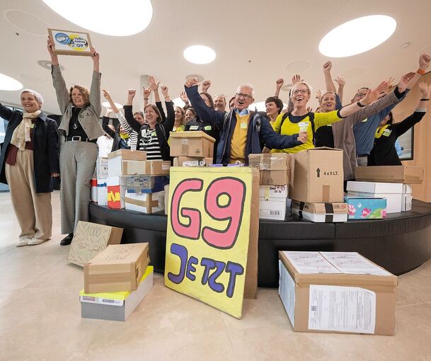 Initiatorinnen und Unterstützer der Elternintiative „G9 Jetzt! BW“ bei der Übergabe der Unterschriften für ein Volksantrag im Stuttgarter Landtag Ende Oktober. Foto: Marijan Murat/dpa