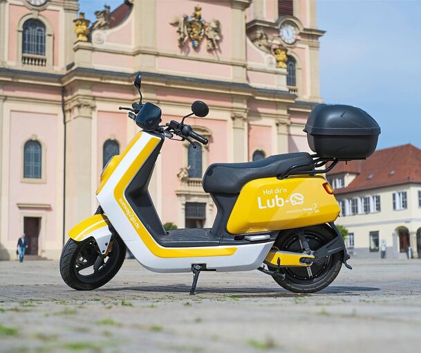 Ein Lub-E-Roller auf dem Ludwigsburger Marktplatz. Pressefoto: Süwag