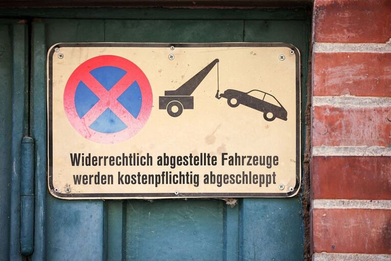 Hinweisschild zum Abschleppen