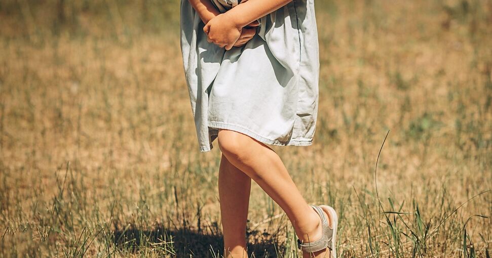 Das Mädchen musste dringend – und am Ende im Freien pinkeln.Symbolfoto: Julia/stock.adobe.com