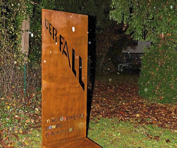 Die Stele wurde am Donnerstagabend im Regen enthüllt. Foto: Andreas Becker