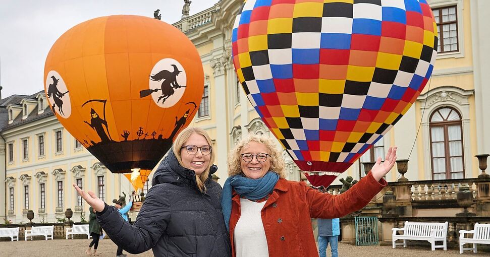 Lilly Scholz (links) von der gleichnamigen Eventagentur und Blüba-Chefin Petra Herrling freuen sich auf das Ballonblühen. Foto: Andreas Becker