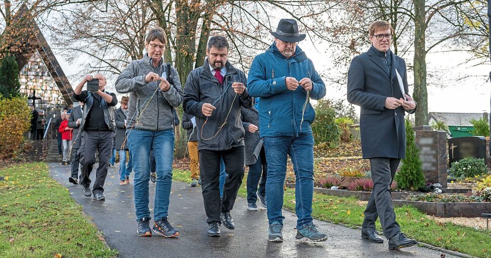 Rund 30 Bürger gedenken bei einem gemeinsamen Spaziergang mit Bürgermeister Markus Kleemann der Toten. Foto: Christiana Kunz