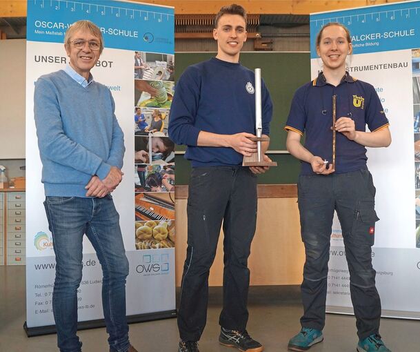 Innungsobermeister Thomas Gärtner gratuliert den Siegern Michael Kammleiter und Tilman Buchholz (von links). Foto: Privat