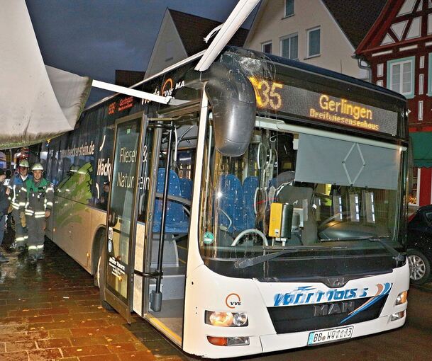 Die Feuerwehr musste dafür sorgen, dass der Linienbus seine Fahrt fortsetzen konnte. Foto: Andreas Rometsch/KS-Images.de