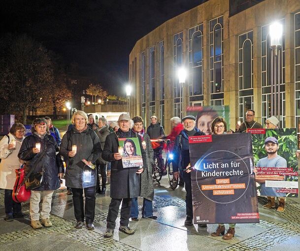 Zum Auftakt des Lichterzugs haben sich die Teilnehmer auf dem Platz der Kinderrechte vor dem Forum versammelt. Foto; Holm Wolschendorf