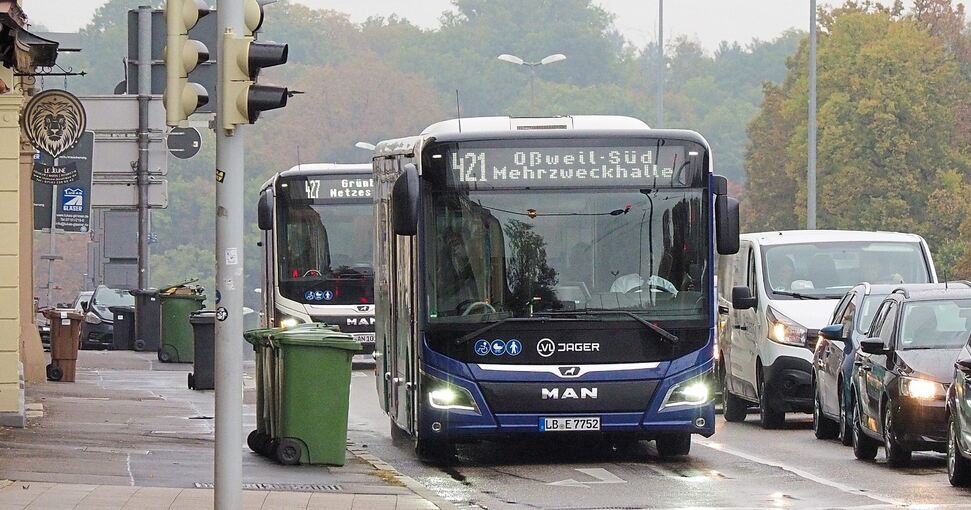 Linienbusse unterwegs in Ludwigsburg: Rund 250 Dieselfahrzeuge im Landkreis müssen in den kommenden Jahren in Teilen ersetzt werden. Foto: Holm Wolschendorf