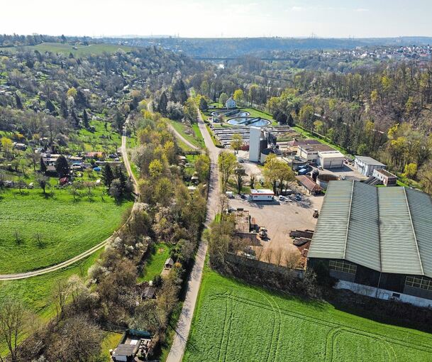 Während des Neubaus der Murrbrücke wird die Strecke an der Kläranlage Häldenmühle bereits provisorisch genutzt. Später erfolgt der Ausbau zur dauerhaften Busspur.