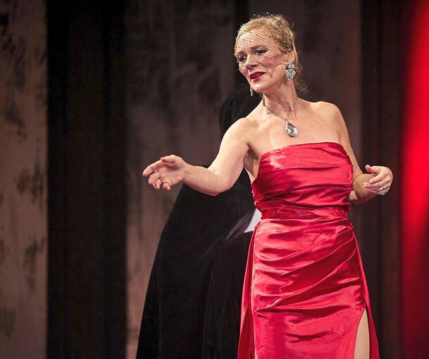 Moderatorin und Diva: Kristina Kruttke. Foto: Alex Klein/p
