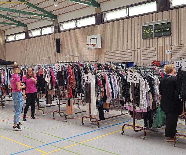 Aufbau in der Schulsporthalle: Damit alles klappt, packen rund 70 Helferinnen und Helfer mit an. Foto: privat