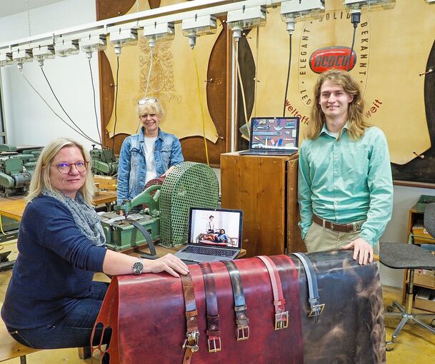 Altes Handwerk mit alten Maschinen, dahinter aber steht ein hochmodernes Start-up: Susanne Sträb (links), Carola Meyer und Kevin Wetrab in ihrer Marbacher Ledermanufaktur von Hepco. Foto: Holm Wolschendorf