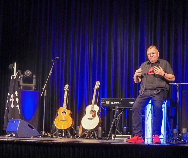 Erfahrener Bühnenhase: Bernd Stelter mit seiner umfangreichen Ausstattung an Instrumenten im Scala. Foto: Holm Wolschendorf