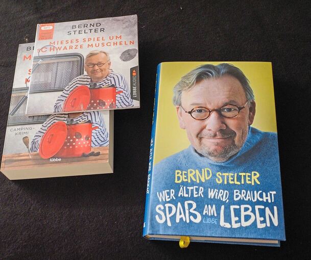 Bücher von Bernd Stelter liegen aus. Foto: Holm Wolschendorf