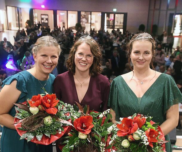Jule Mayr aus Hohenhaslach (links) und Vivien Jesse aus Löchgau (rechts) wurden Weinprinzessinnen. Zur neuen Württembergischen Weinkönigin wählte die Jury Larissa Salcher aus Bretzfeld. Foto: Alfred Drossel