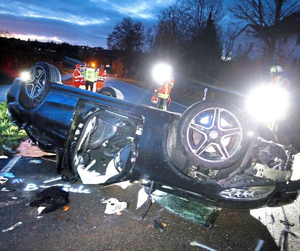 Das Fahrzeug des 29-Jährigen ist auf dem Dach mitten auf der Kreisstraße 1629 liegengeblieben. Foto: Alfred Drossel