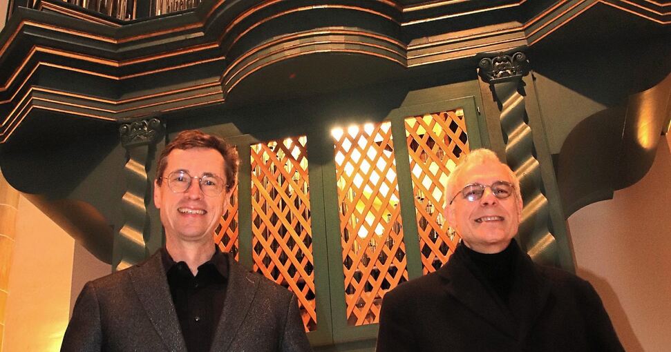 Dekan Johannes Zimmermann (links) und Kirchenmusikdirektor Hansjörg Fröschle werben um die Fertigstellung der Orgel in der evangelischen Stadtkirche von Vaihingen mit Spendenaufrufen. Auch zinslose Darlehen sind möglich. Foto: Albert Arning