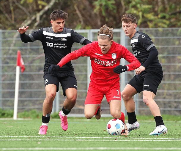 Die Waiblinger Leonis Buzhala (links) und Dominik Beisswenger (rechts) nehmen Löchgaus Offensivspieler Daniel Däschner in die Zange. Foto: Baumann