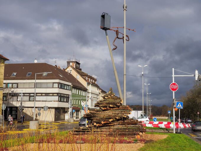 Der Weihnachtsbaum aus Holzstämmen steht im Zentrum. Foto: Holm Wolschendorf