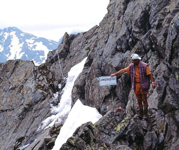Oswin Steis im Jahr 2003: Der „Ludwigsburger Grat“ ist fertig. Der Kornwestheimer ist seit 60 Jahren beim Deutschen Alpenverein dabei.. Foto: privat