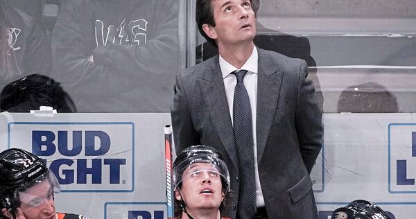 Der NHL-erfahrene Trainer Dallas Eakins, hier an der Bande der Anaheim Ducks, übernimmt die strauchelnden Adler Mannheim in der Deutschen Eishockey Liga. Foto: Chris Carlson/dpa