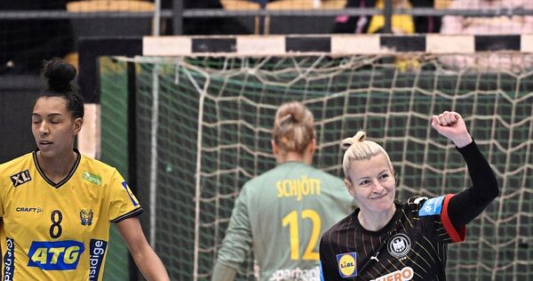 Die Bietigheimerin Antje Döll (rechts) bejubelt im Länderspiel gegen Schweden einen deutschen Treffer. Foto: Johan Nilsson/dpa