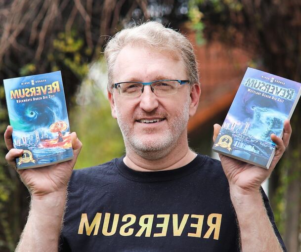 In der „Reversum“-Parallelwelt läuft die Zeit rückwärts – und die spiegelverkehrte Schrift ist gewollt. Foto: Ramona Theiss