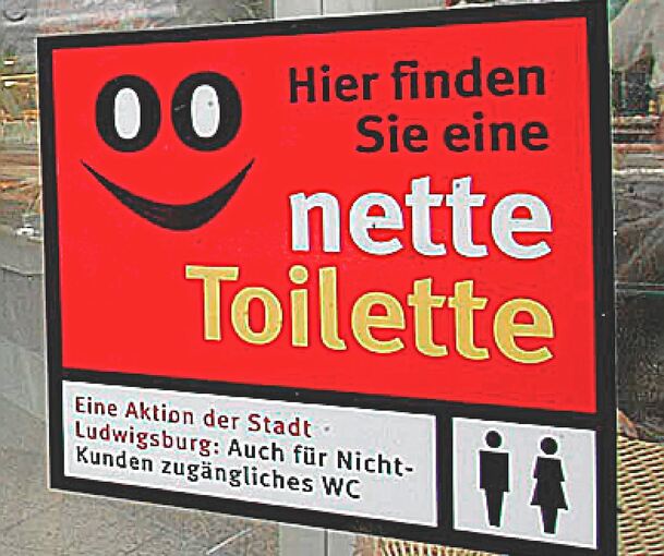 Diese Schilder zeigen, wo Passanten eine „Nette Toilette“ finden. Archivfoto: Alfred Drossel