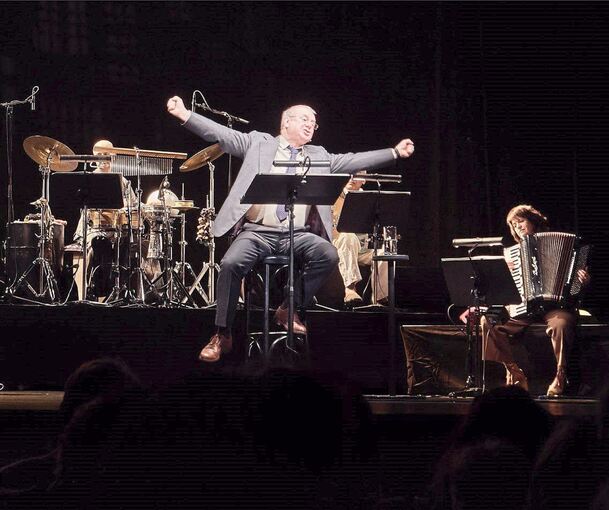 Viel Ganzkörper-Verve: Joachim Król und Musiker. Foto: Christoph Helhake/p