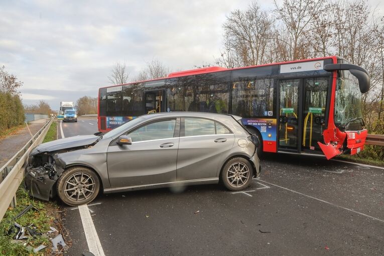 Bei einem Unfall am frühen Mittwochmorgen sind mehrere Menschen verletzt worden. Foto: Ramona Theiss