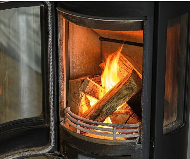 Ein Kaminofen sorgt für wohlige Wärme – auch im Katastrophenfall. Allerdings eignet er sich vorwiegend für den Einsatz in Einfamilienhäusern.